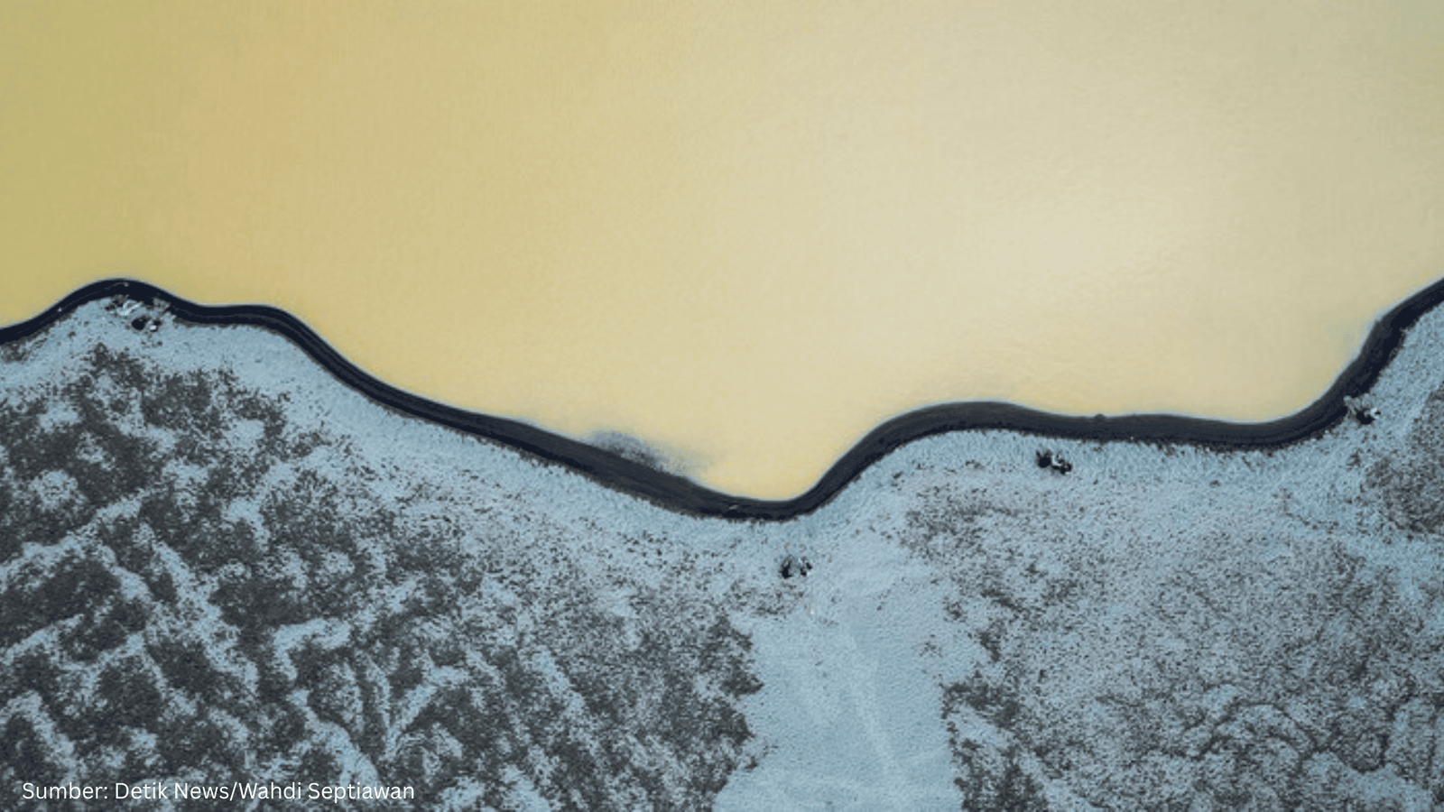 Foto Udara Tunjukkan Penyusutan Debit Air Sungai Batanghari, Apa Implikasinya?